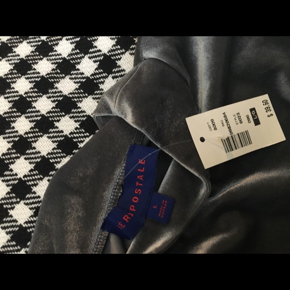 Cold Shoulder Top in Metallic Gray! - Picture 4 of 5